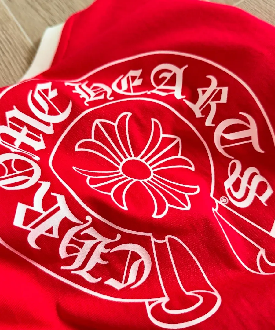 Деталь фирменного принта Chrome Hearts на спине