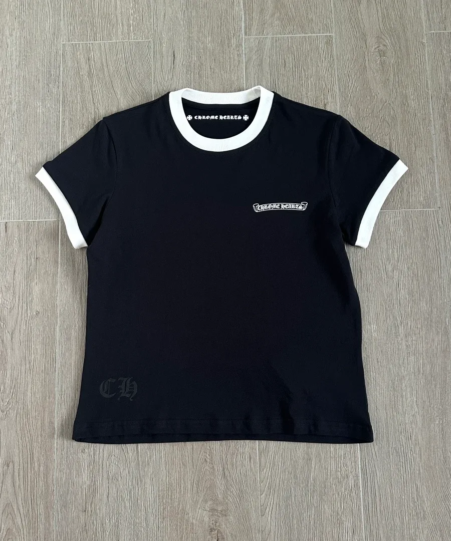Черная женская футболка Chrome Hearts с белым воротником, вид спереди