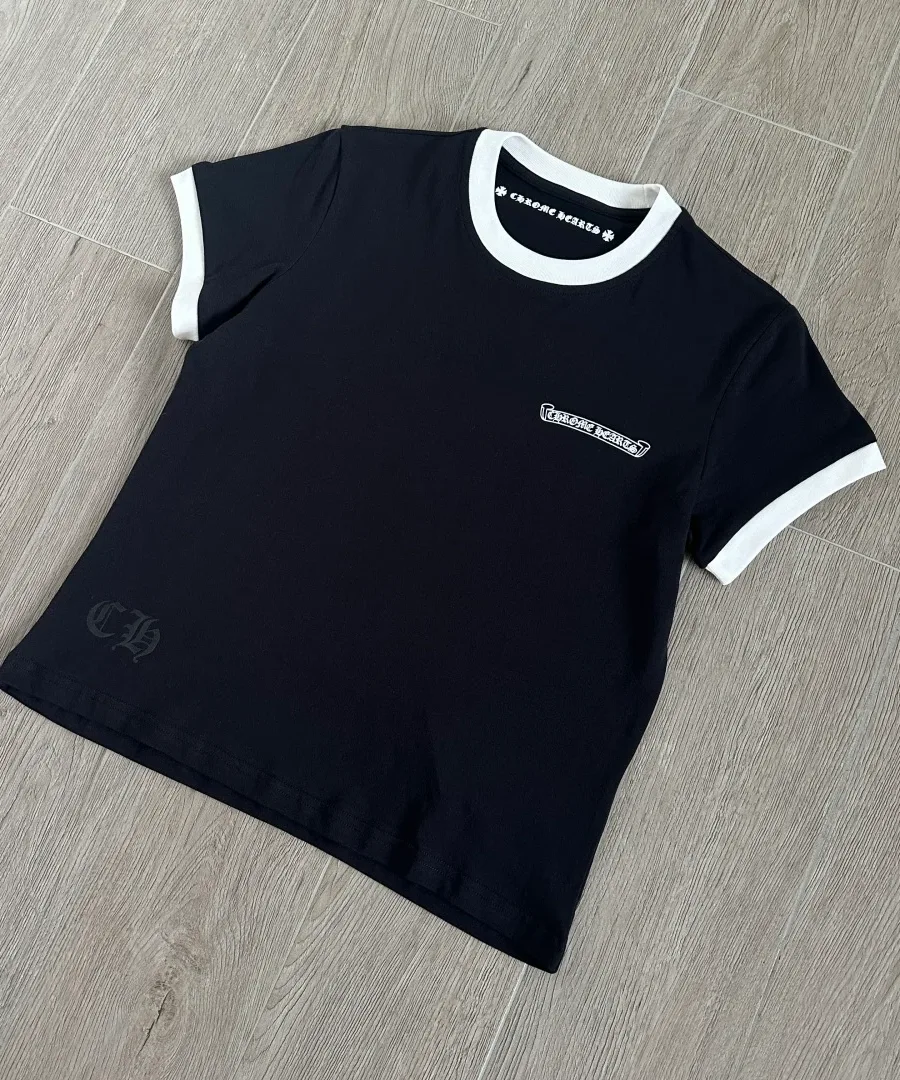 Черная женская футболка Chrome Hearts с белым воротником, вид под углом