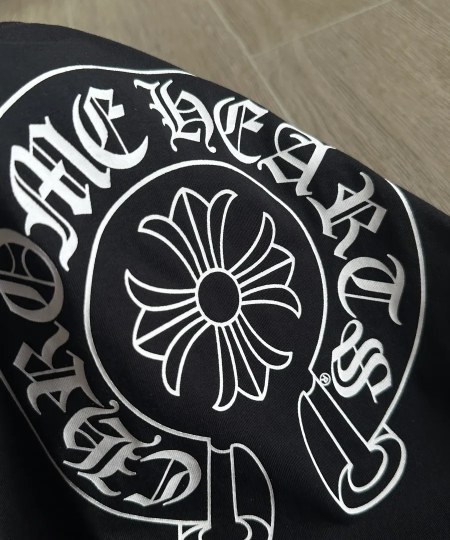 Деталь белого принта подковы Chrome Hearts на спине