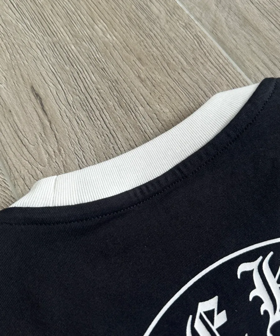 Деталь спинки черной футболки Chrome Hearts у воротника