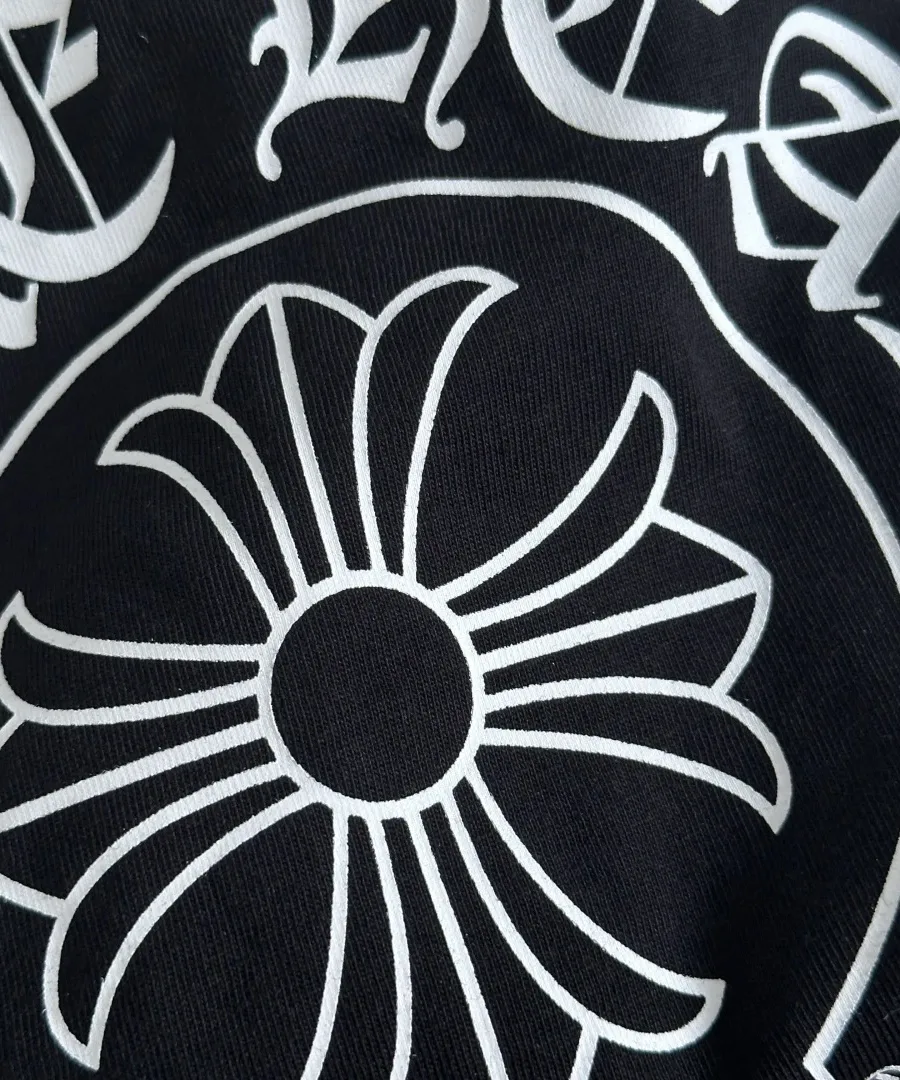 Крупный план центральной части принта подковы Chrome Hearts