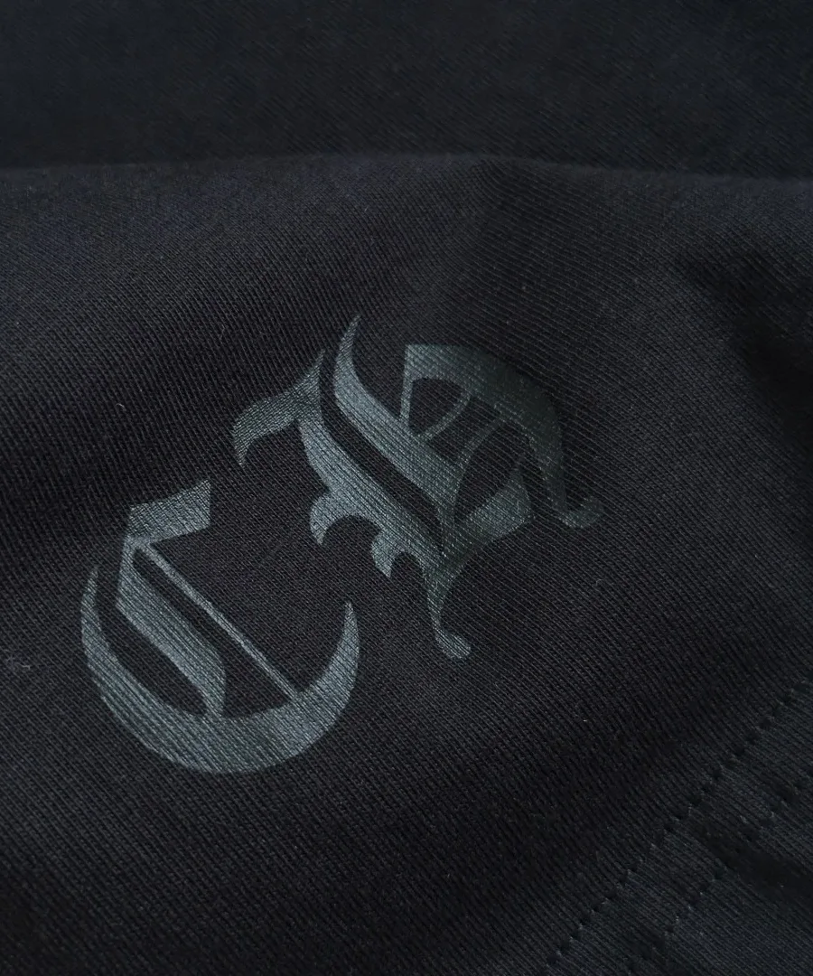 Тональный черный принт CH на нижней части футболки Chrome Hearts