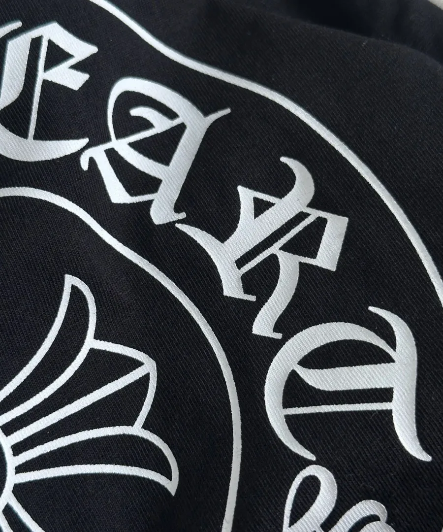 Деталь текстуры ткани и белого принта Chrome Hearts