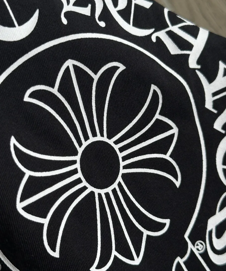 Крупный план принта с крестом Chrome Hearts