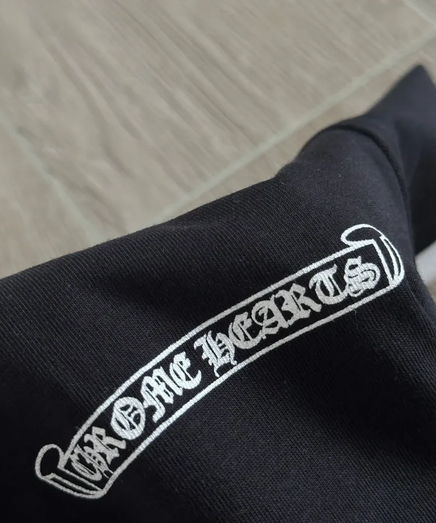 Деталь принта-баннера Chrome Hearts на черной ткани
