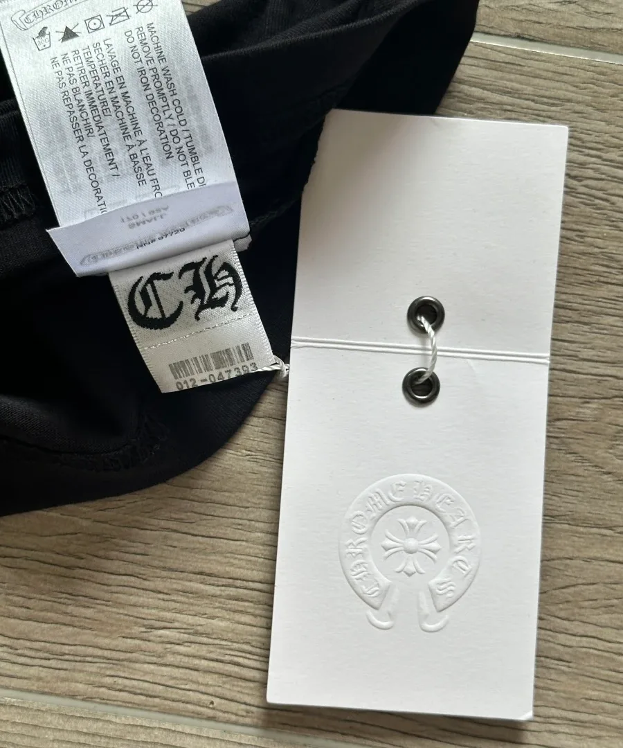 Внутренние бирки и ярлыки черной футболки Chrome Hearts