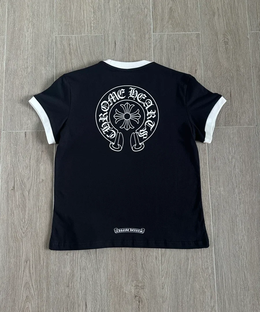 Черная женская футболка Chrome Hearts с белым воротником, вид сзади с принтом подковы