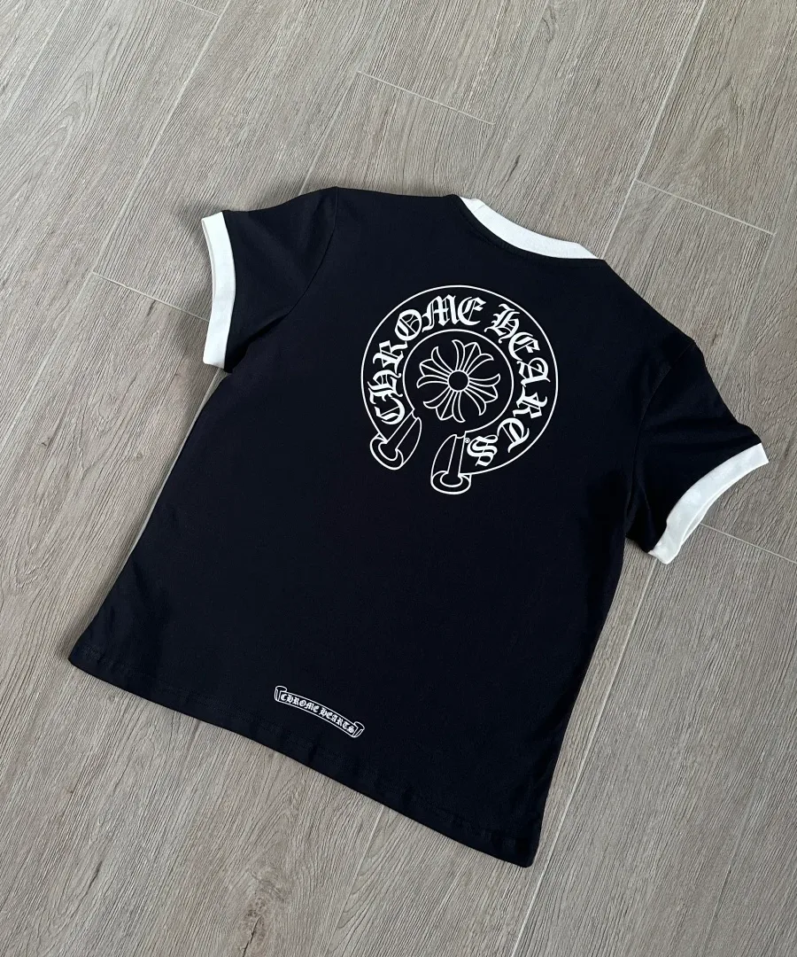Черная женская футболка Chrome Hearts с белым воротником, вид сзади под углом