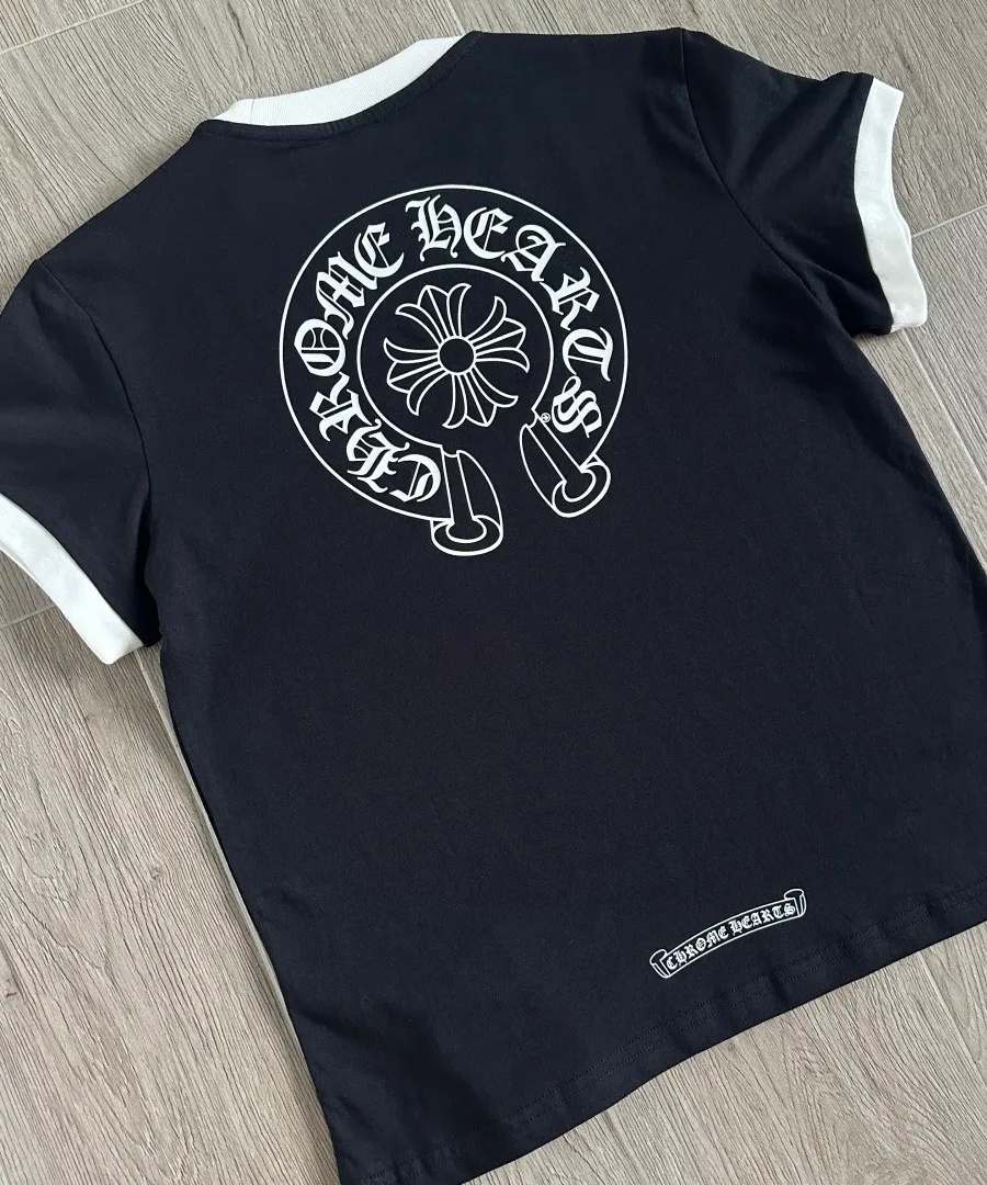 Крупный план спинки черной футболки Chrome Hearts с принтом подковы
