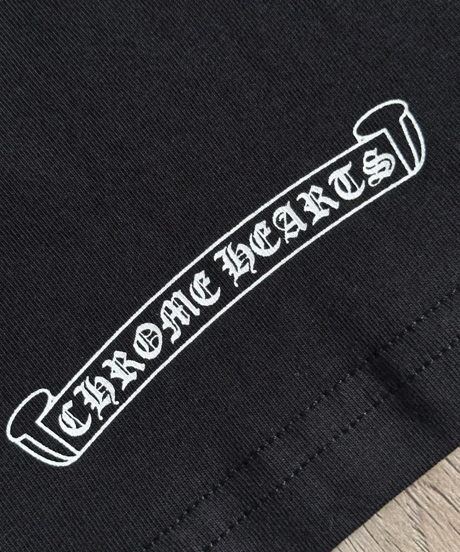 Крупный план принта-баннера Chrome Hearts на груди