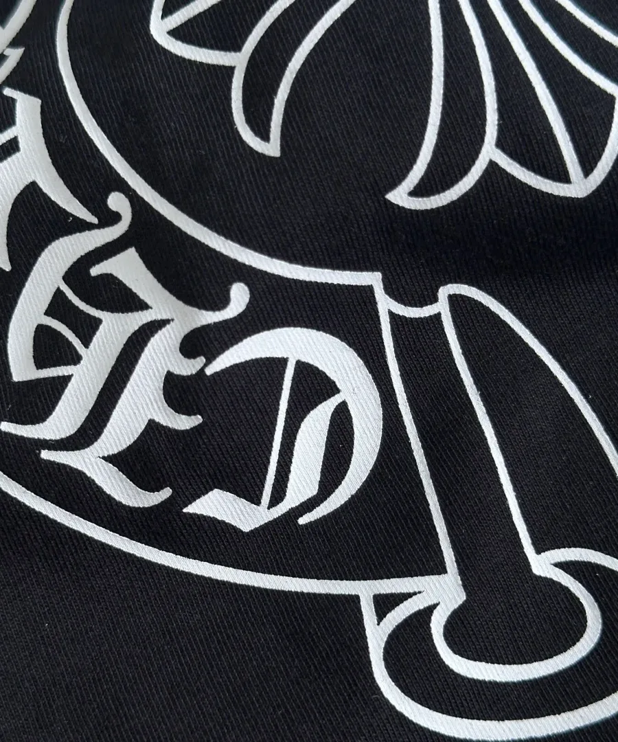 Крупный план белого принта подковы Chrome Hearts на спине