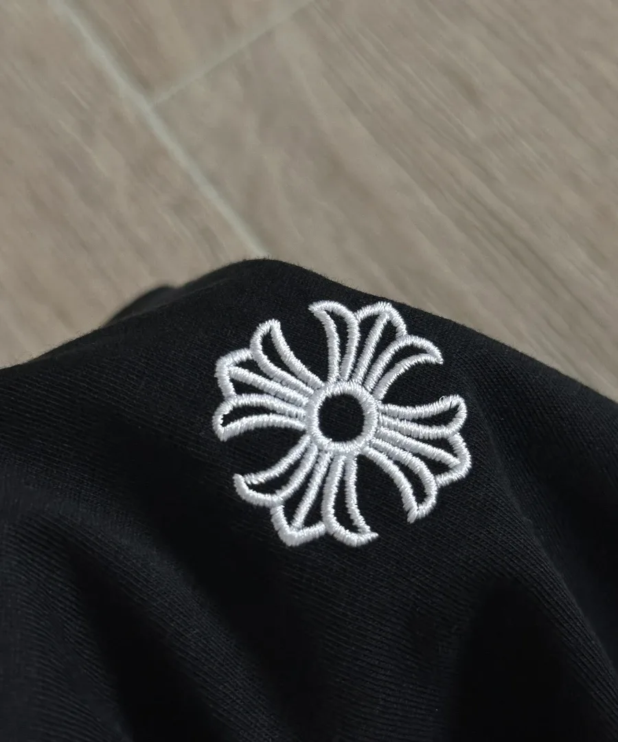 Вышивка в виде креста на футболке Chrome Hearts GRP Y