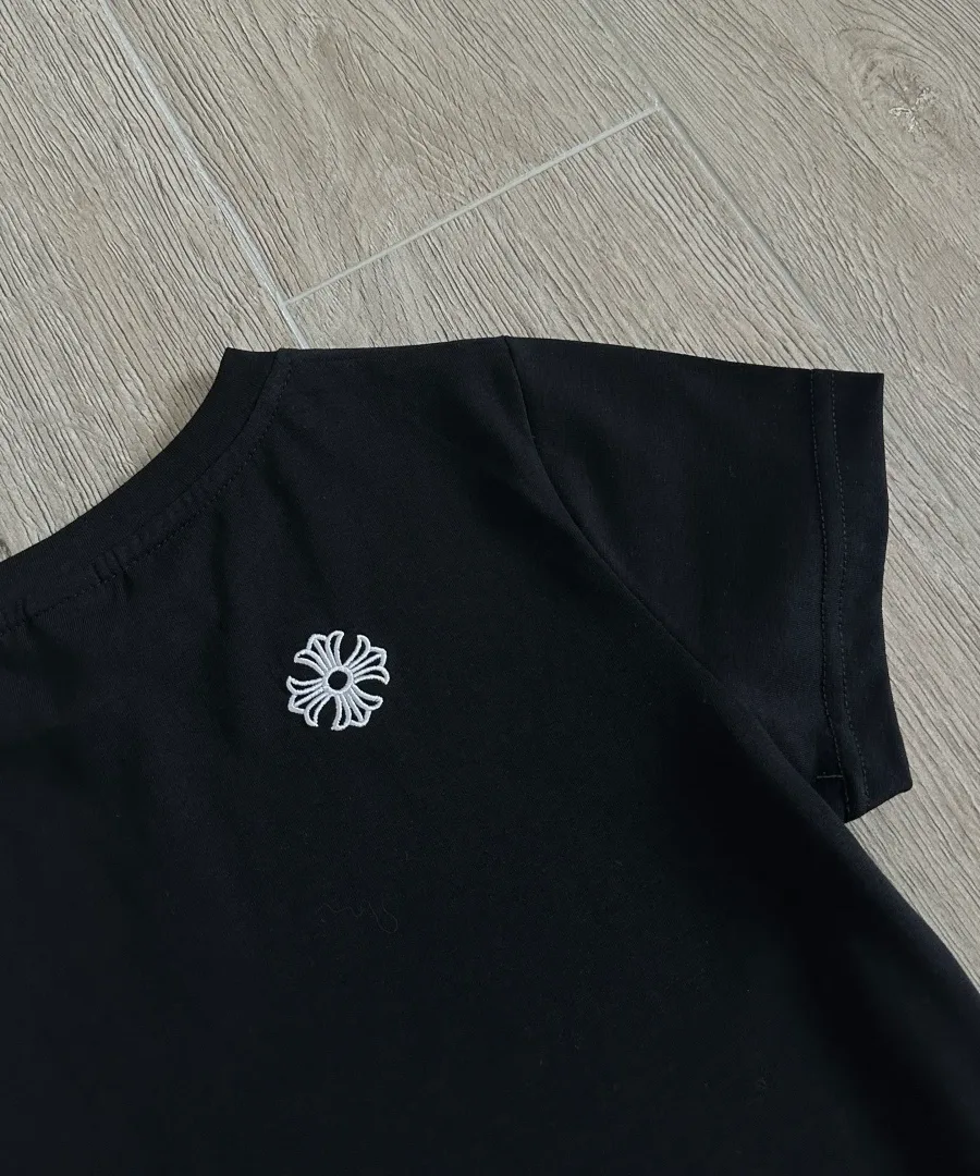 Вышивка под воротником сзади на футболке Chrome Hearts GRP Y