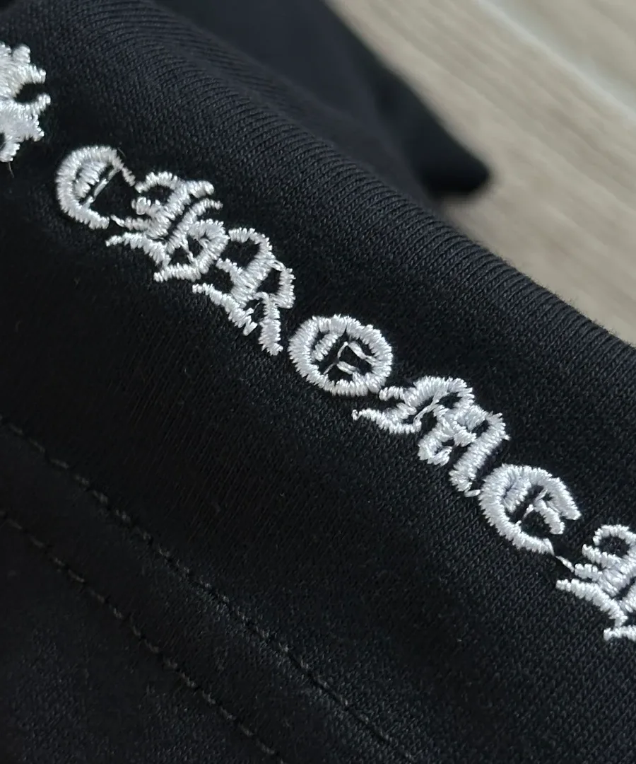 Вышитая надпись Chrome Hearts крупным планом