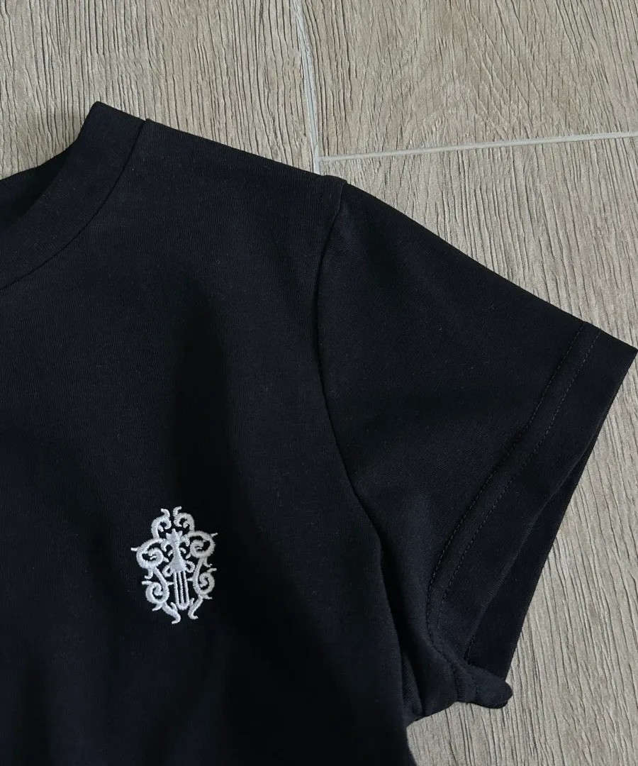 Вышитый геральдический элемент на груди футболки Chrome Hearts GRP Y