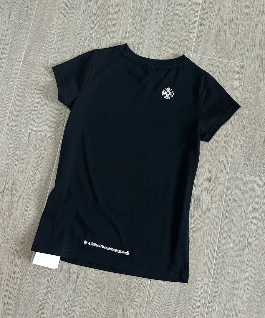 Черная женская футболка Chrome Hearts GRP Y сзади под углом