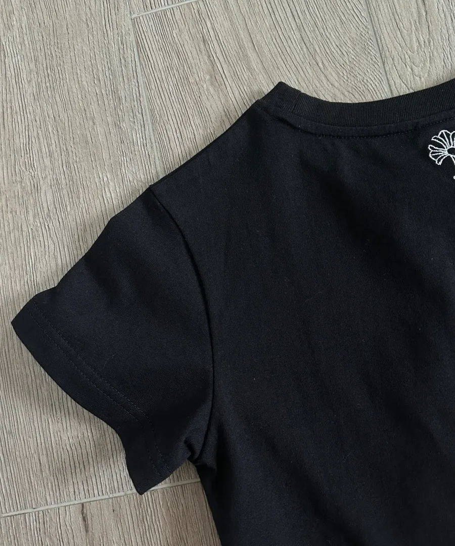 Деталь воротника и вышивки на спине футболки Chrome Hearts GRP Y