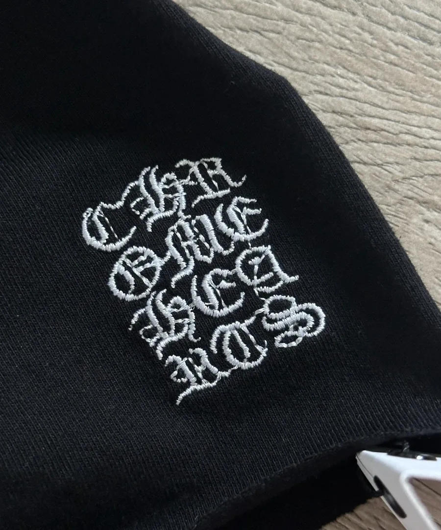 Крупный план вышивки с надписью Chrome Hearts