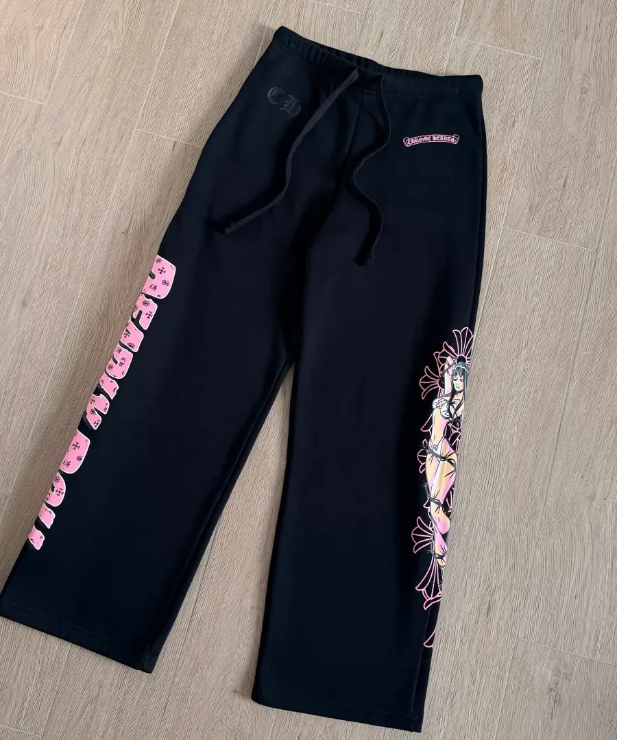 Черные спортивные штаны Chrome Hearts x Deadly Doll под углом