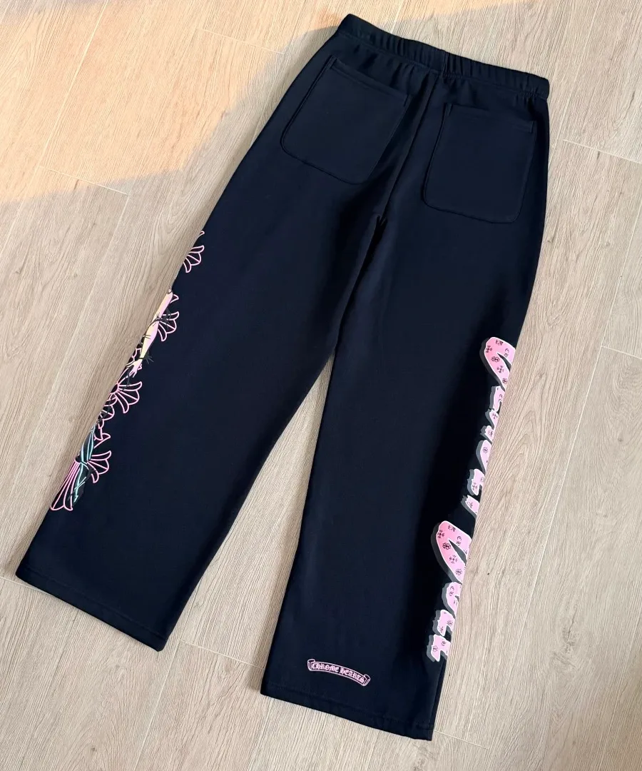 Черные спортивные штаны Chrome Hearts x Deadly Doll сзади под углом
