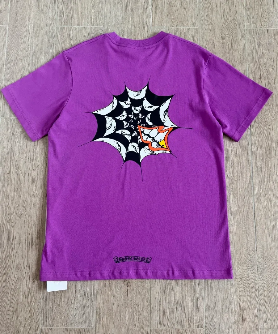 Фиолетовая футболка Chrome Hearts Matty Boy, вид сзади с принтом паутины