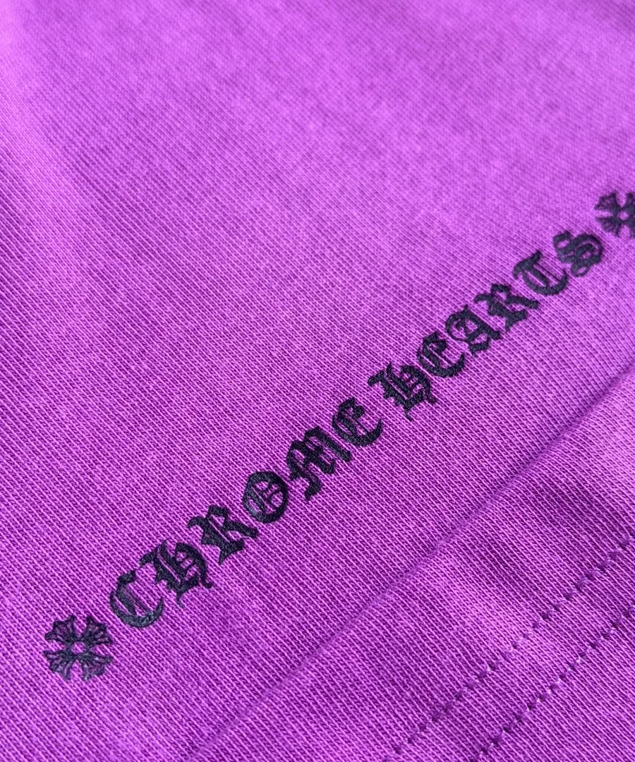 Принт Chrome Hearts на нижнем крае футболки