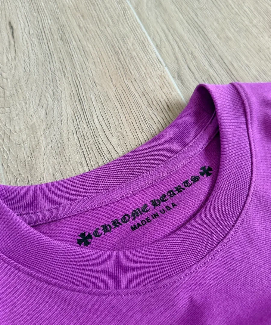 Крупный план горловины с ярлыком Chrome Hearts
