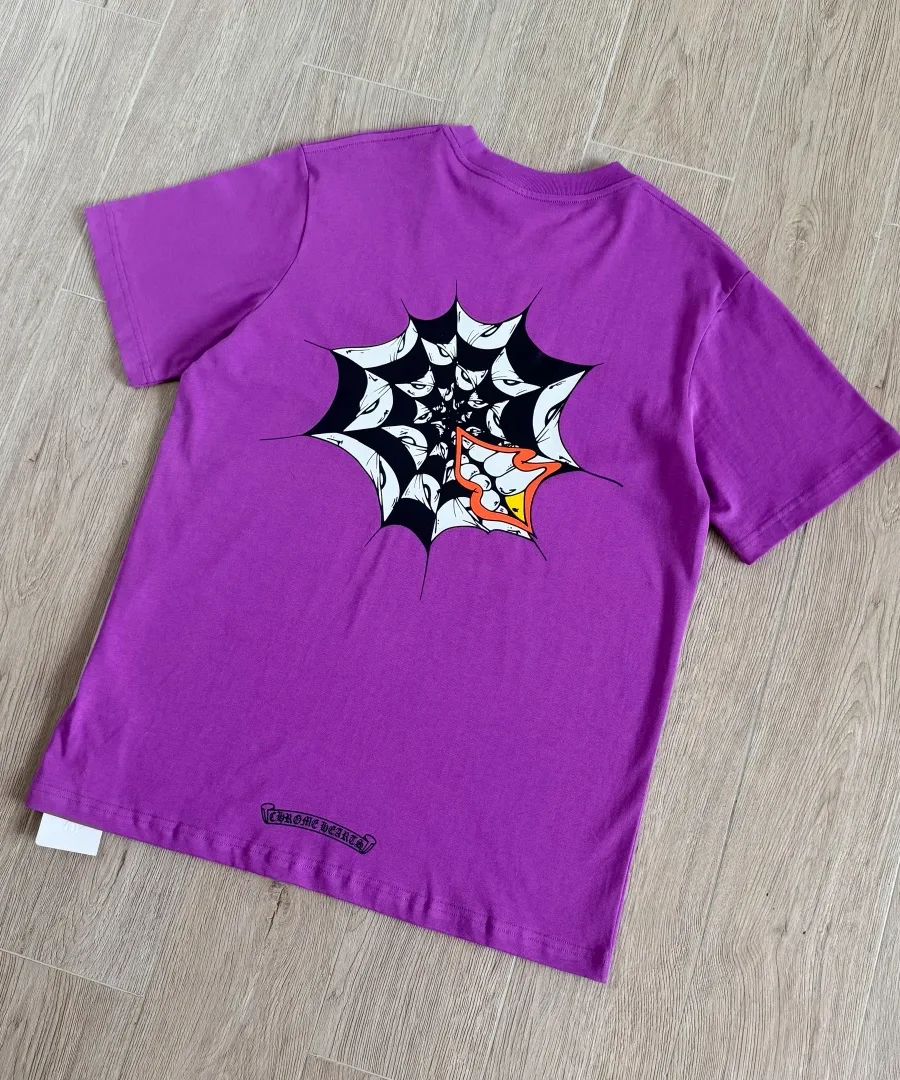 Фиолетовая футболка Chrome Hearts Matty Boy, вид сзади под углом