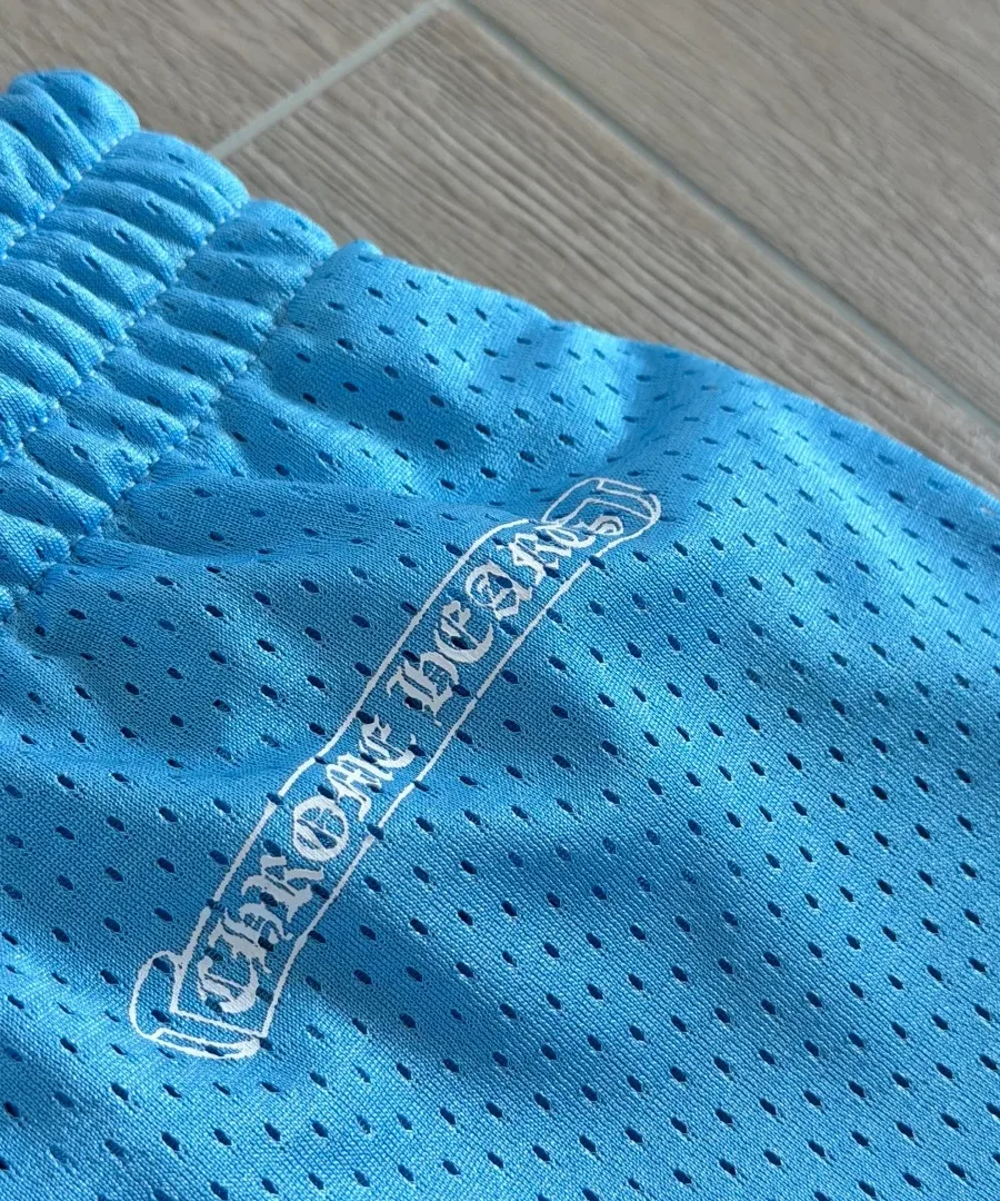 Вышивка Chrome Hearts на задней части пояса