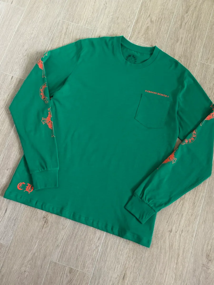 Зеленый лонгслив Chrome Hearts под углом