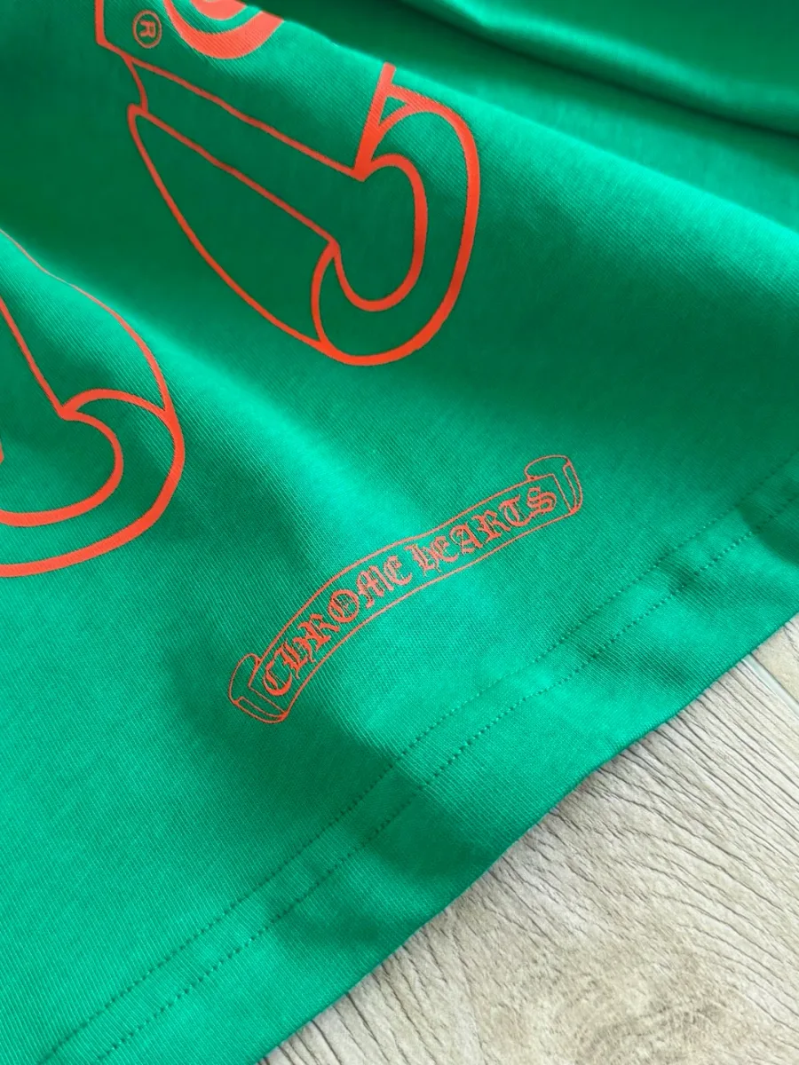 Деталь принта Chrome Hearts на нижнем крае сзади