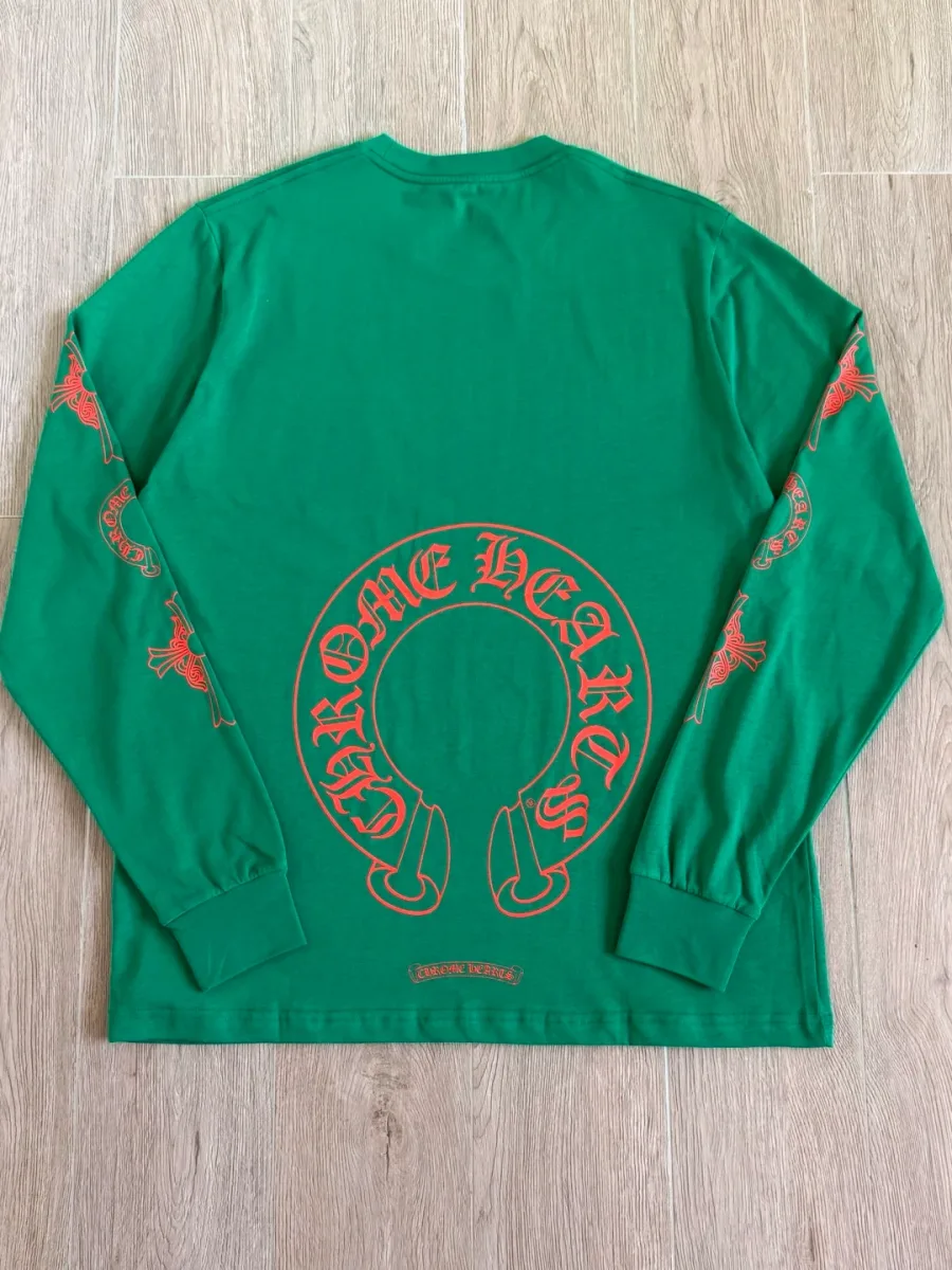 Зеленый лонгслив Chrome Hearts, вид сзади с оранжевым принтом