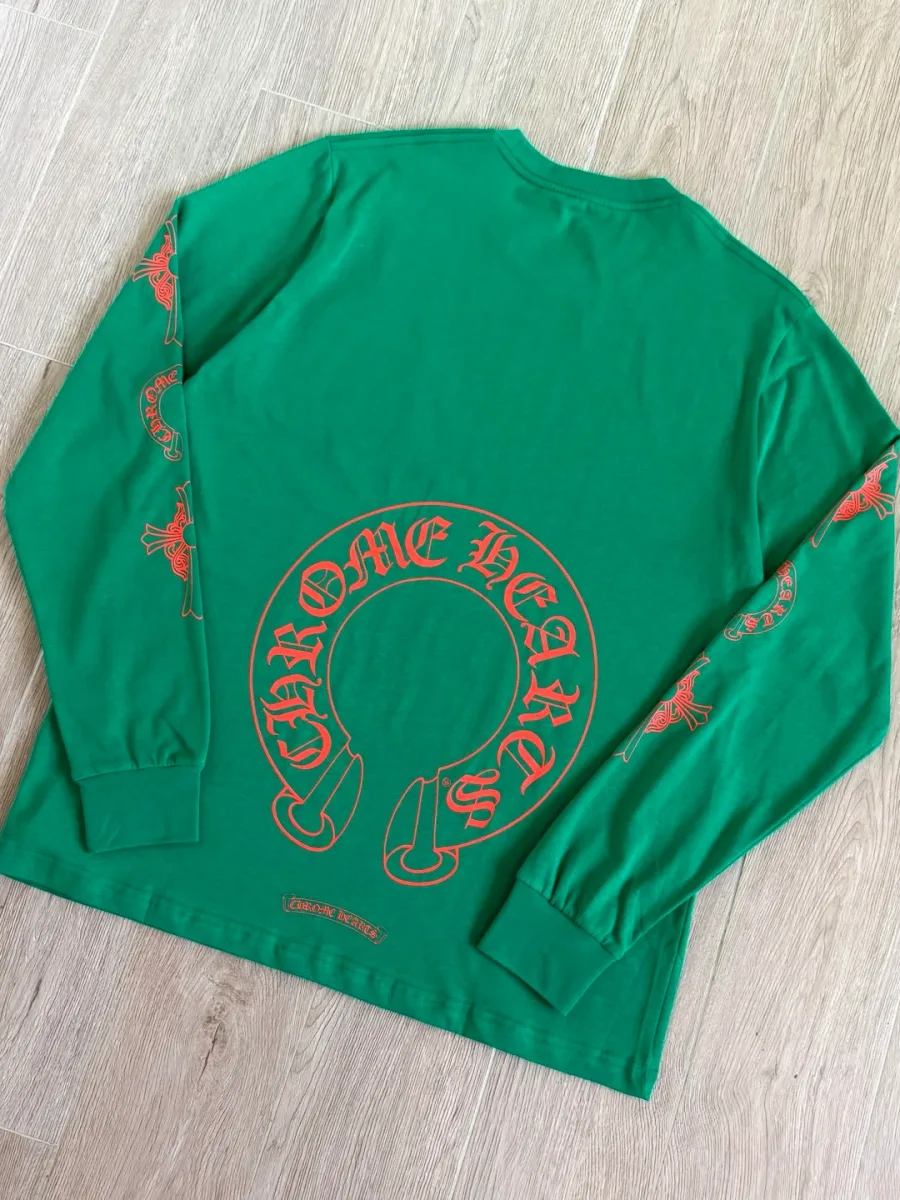 Зеленый лонгслив Chrome Hearts сзади под углом