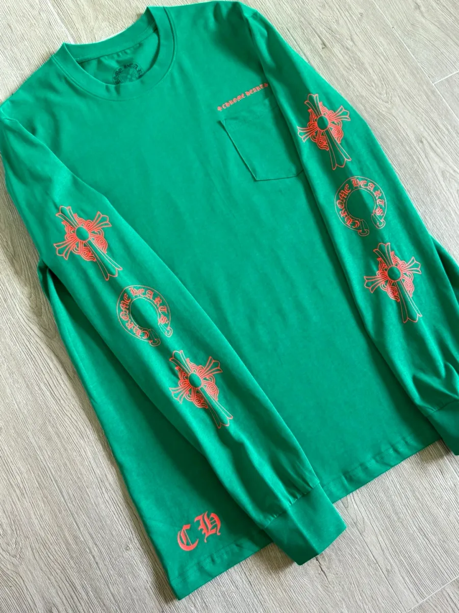Зеленый лонгслив Chrome Hearts спереди под углом