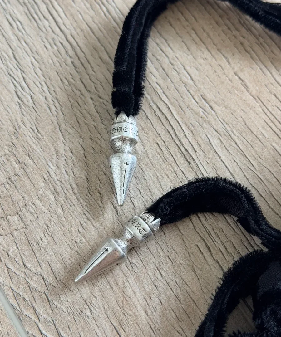 Серебряные наконечники на завязках топа Chrome Hearts крупным планом