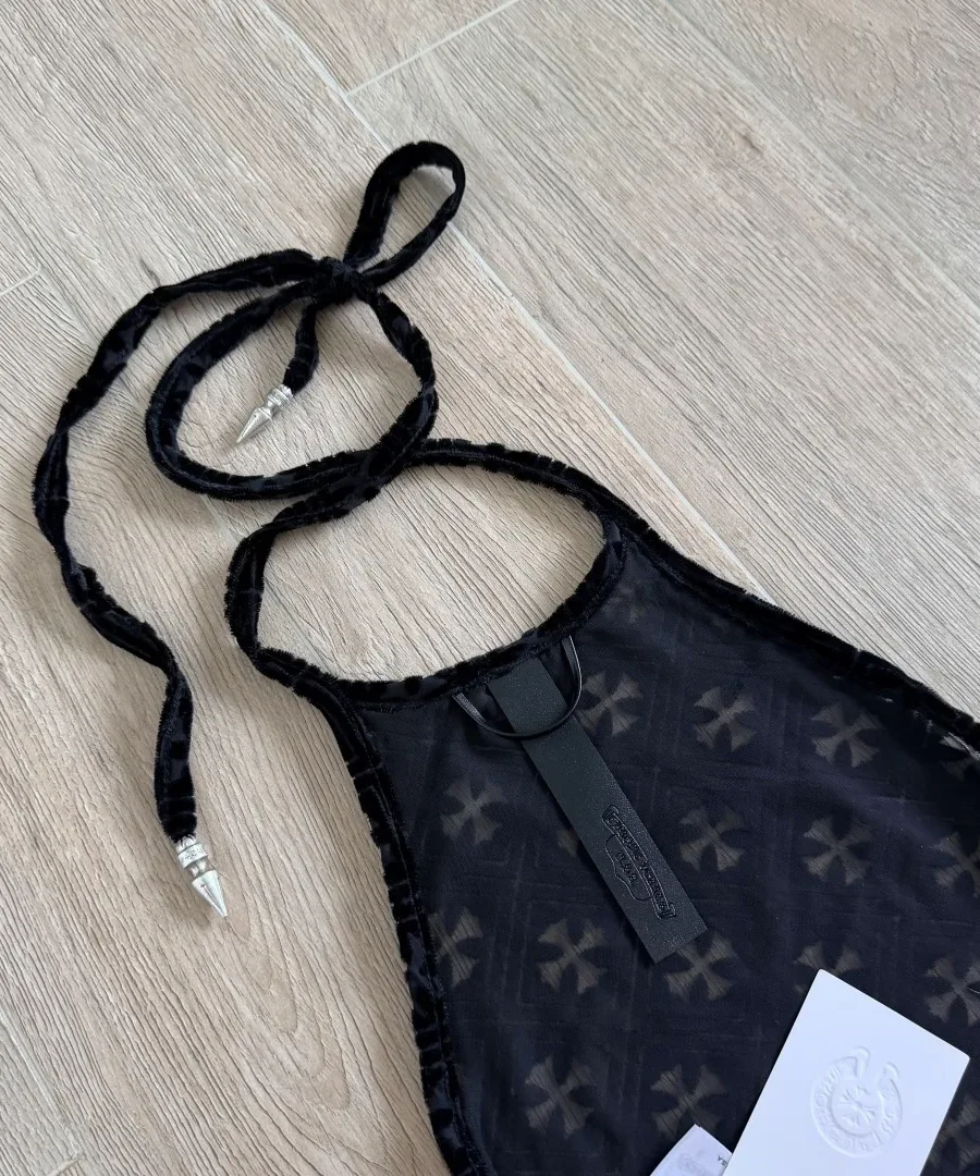 Вид сзади черного топа Chrome Hearts с кожаной деталью