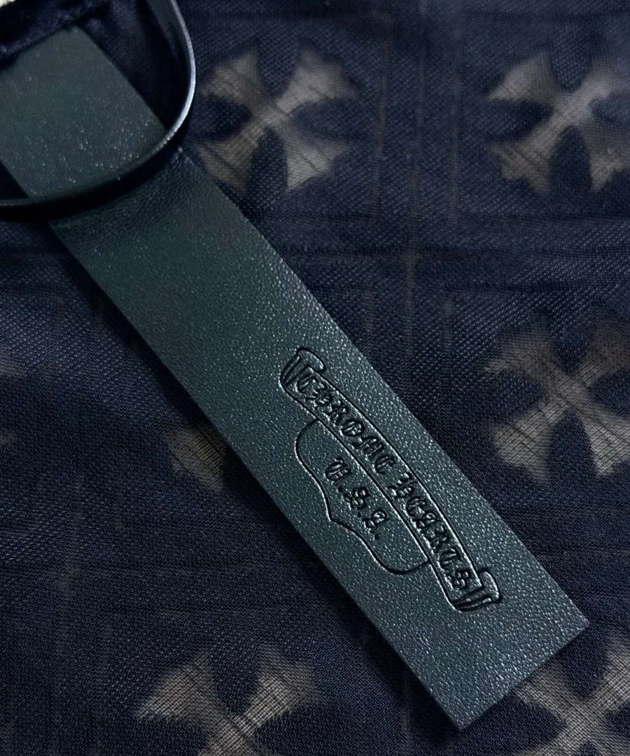 Кожаная нашивка с тиснением Chrome Hearts на спинке топа