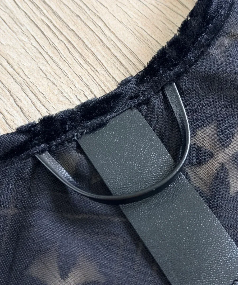 Крепление кожаной детали на спинке топа Chrome Hearts