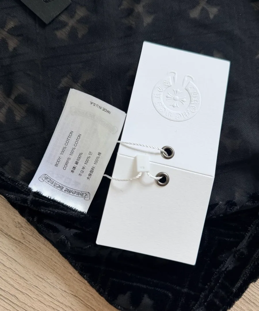 Ярлыки и бирки на черном топе Chrome Hearts