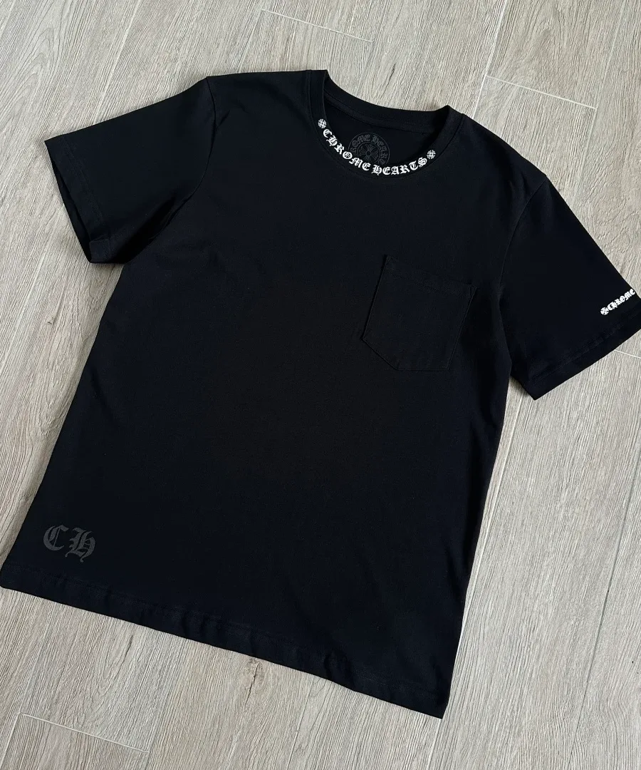 Черная футболка Chrome Hearts под углом