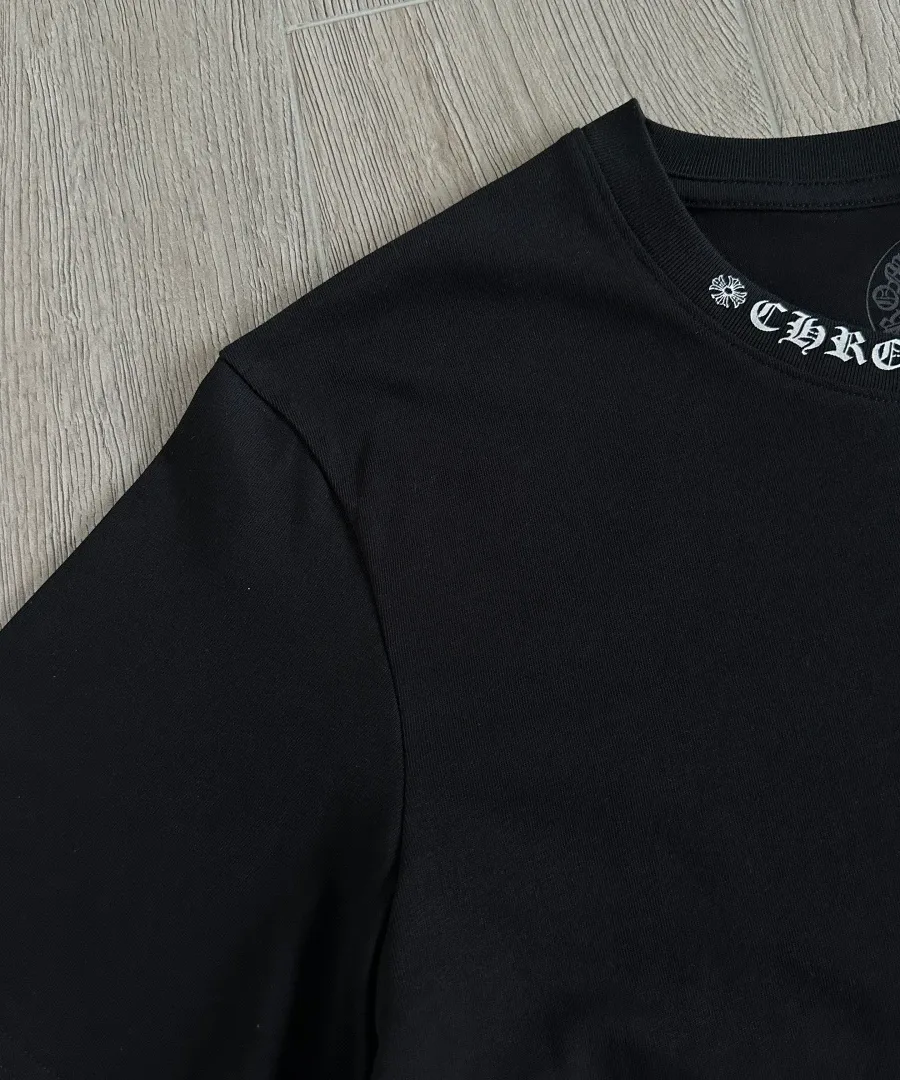 Воротник черной футболки Chrome Hearts