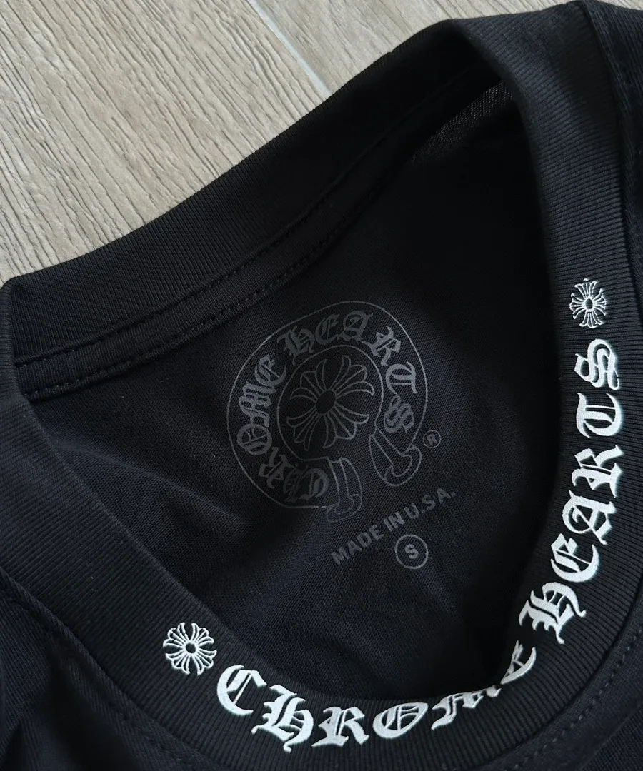 Внутренний принт на воротнике черной футболки Chrome Hearts