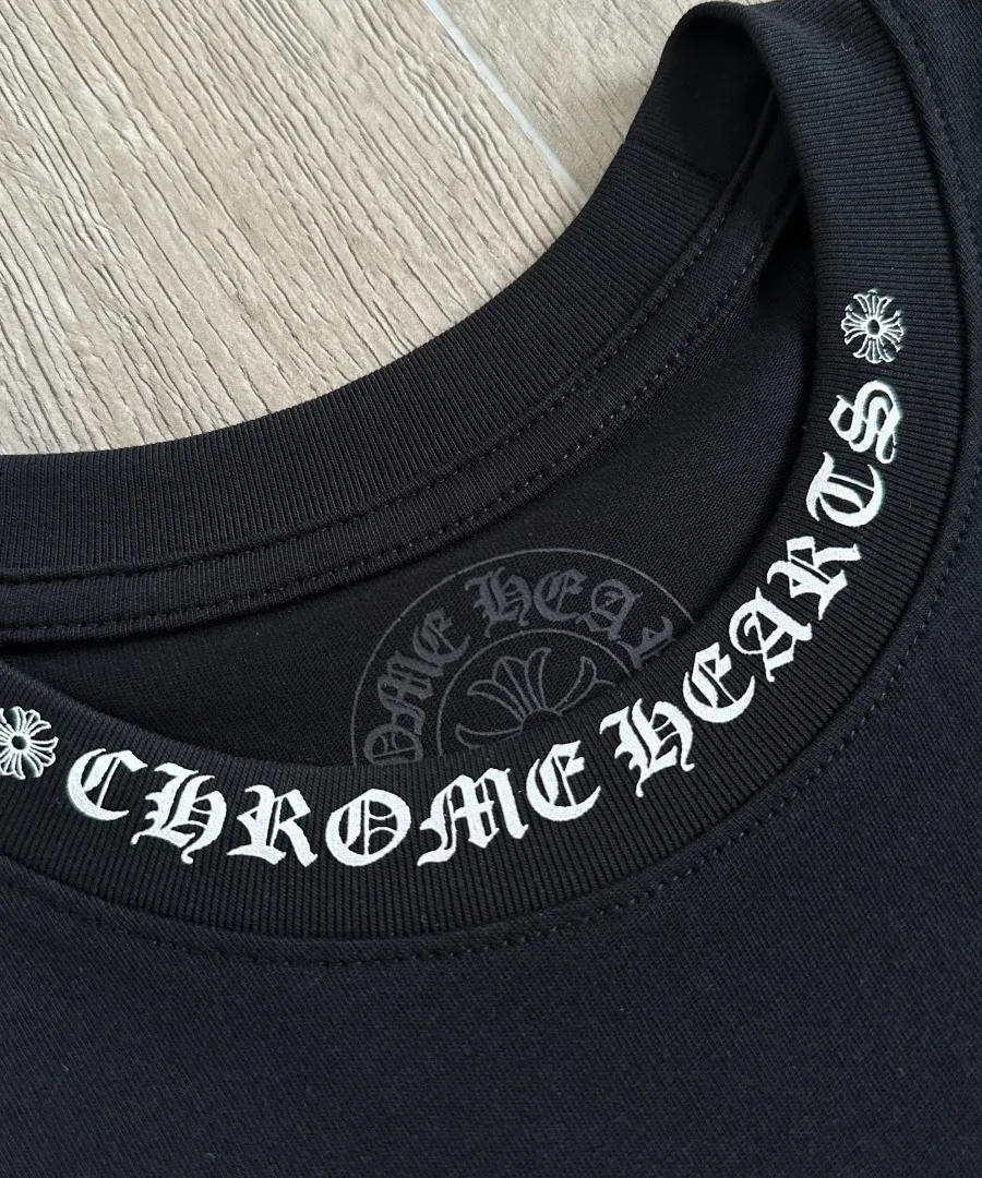 Деталь воротника черной футболки Chrome Hearts