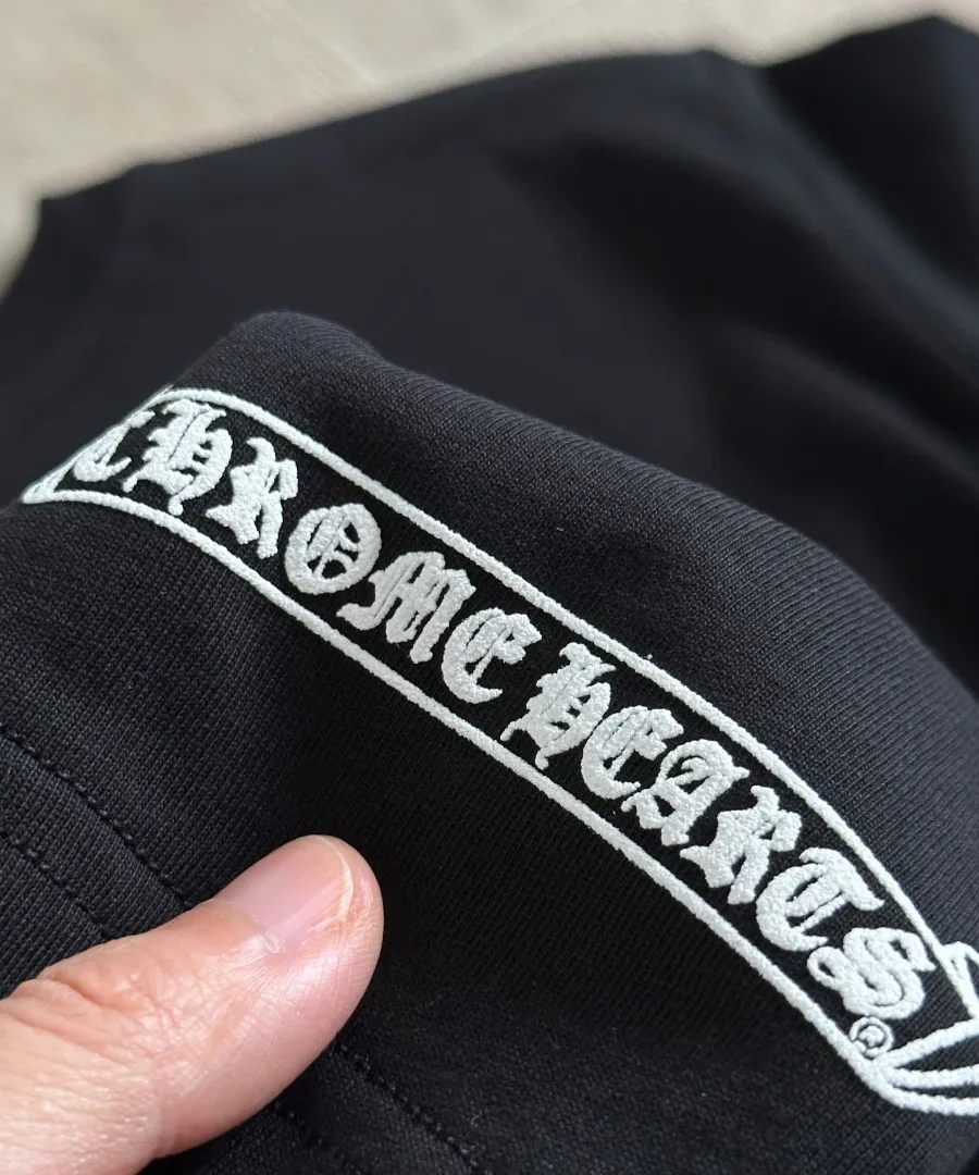 Принт на рукаве черной футболки Chrome Hearts