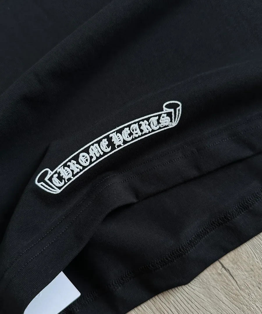 Принт на нижнем крае черной футболки Chrome Hearts
