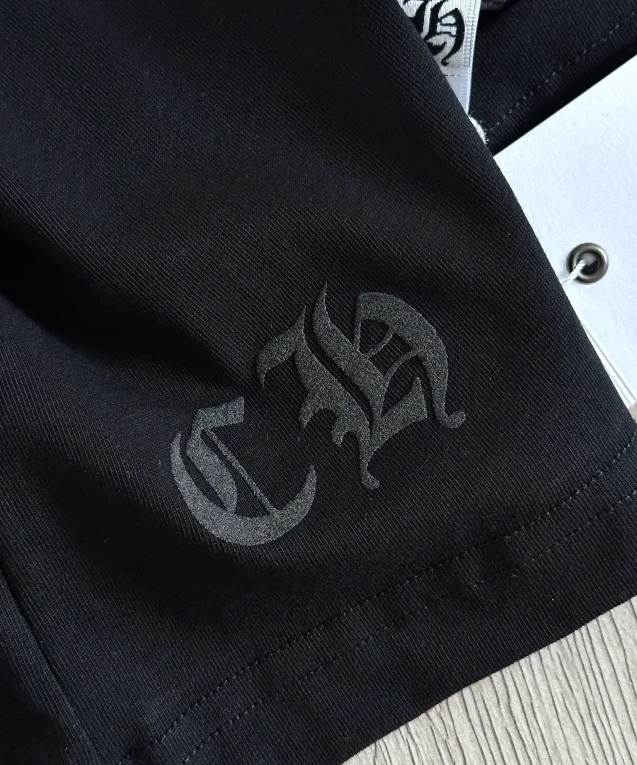 Тиснение CH на черной футболке Chrome Hearts