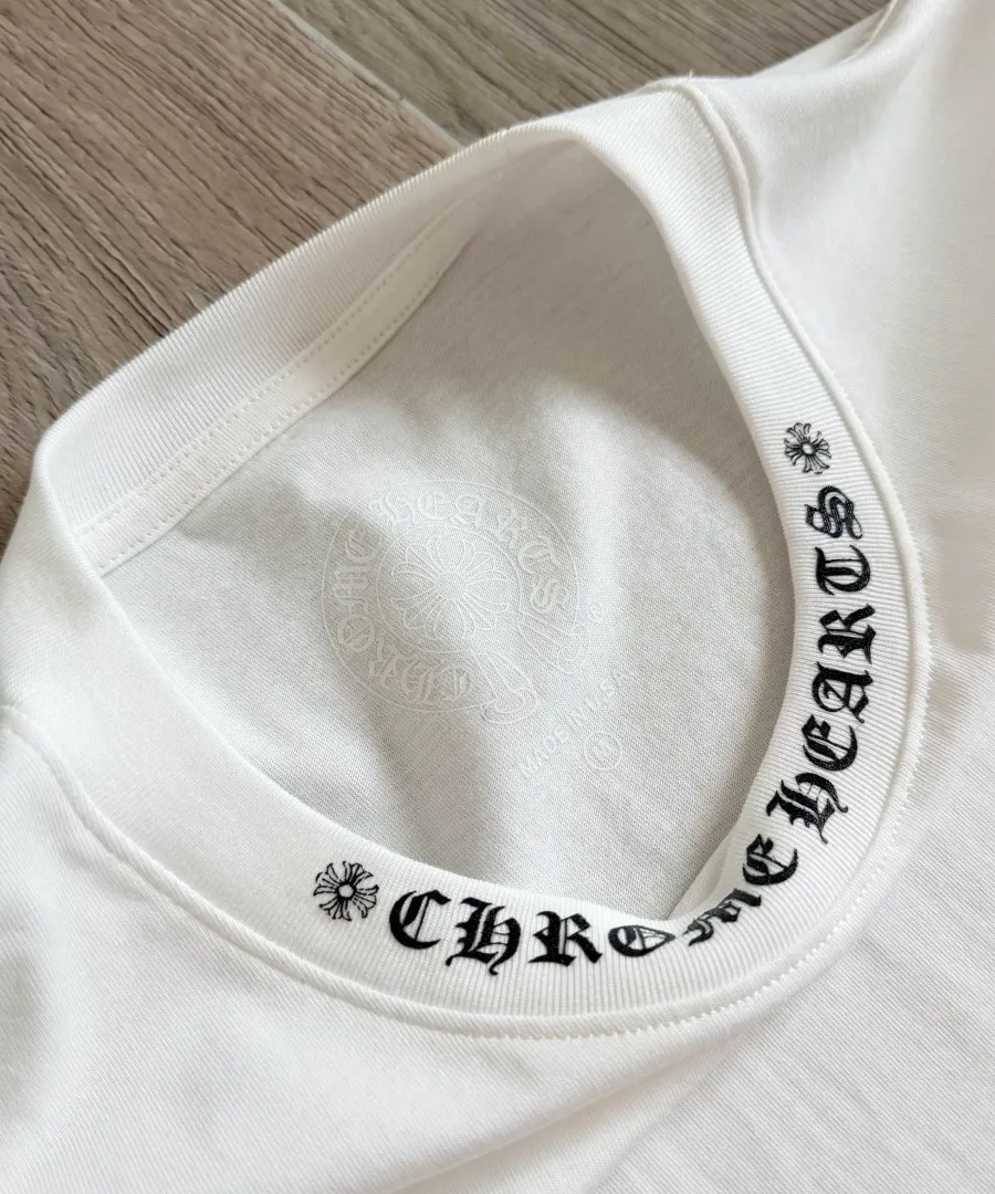 Деталь воротника белой футболки Chrome Hearts