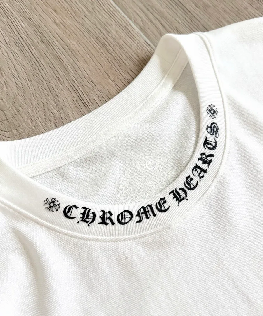 Деталь воротника белой футболки Chrome Hearts