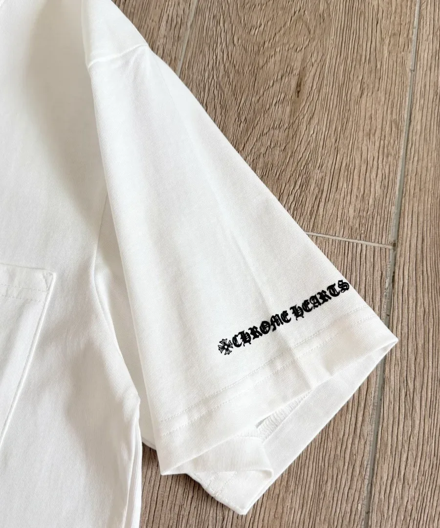 Рукав белой футболки Chrome Hearts